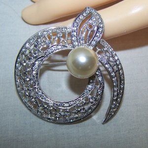 Pin Bow Brooch Wreath Pearl Rhinestone Silver Circle